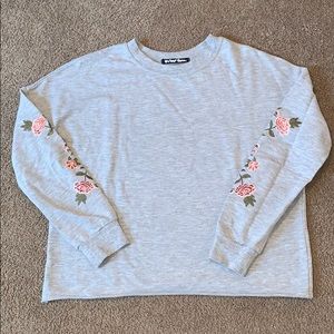 Grey sweatshirt with rose patterned sleeves